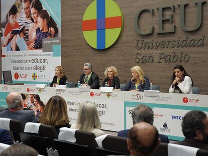 Marta Martín (Cs), Fernando Gurrea (PSOE), Consuelo Martínez-Sicluna, Rocío Albert (PP) y Rocío Monasterio (Vox), en la mesa con políticos celebrada en el congreso el pasado viernes.