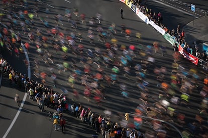 Vista alzada de la salida del maratón de Barcelona en plaza de España, la edición pasada.