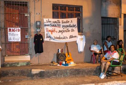 Objetos personales de Magid Elias Mauad França, de 22 años, uno de los nueve jóvenes asesinados en cuatro días en Altamira, colocados como homenaje y protesta delante de la casa de su familia.