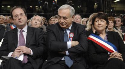 Strauss-Kahn, flanqueado por François Hollande y Martine Aubry, en un acto electoral.