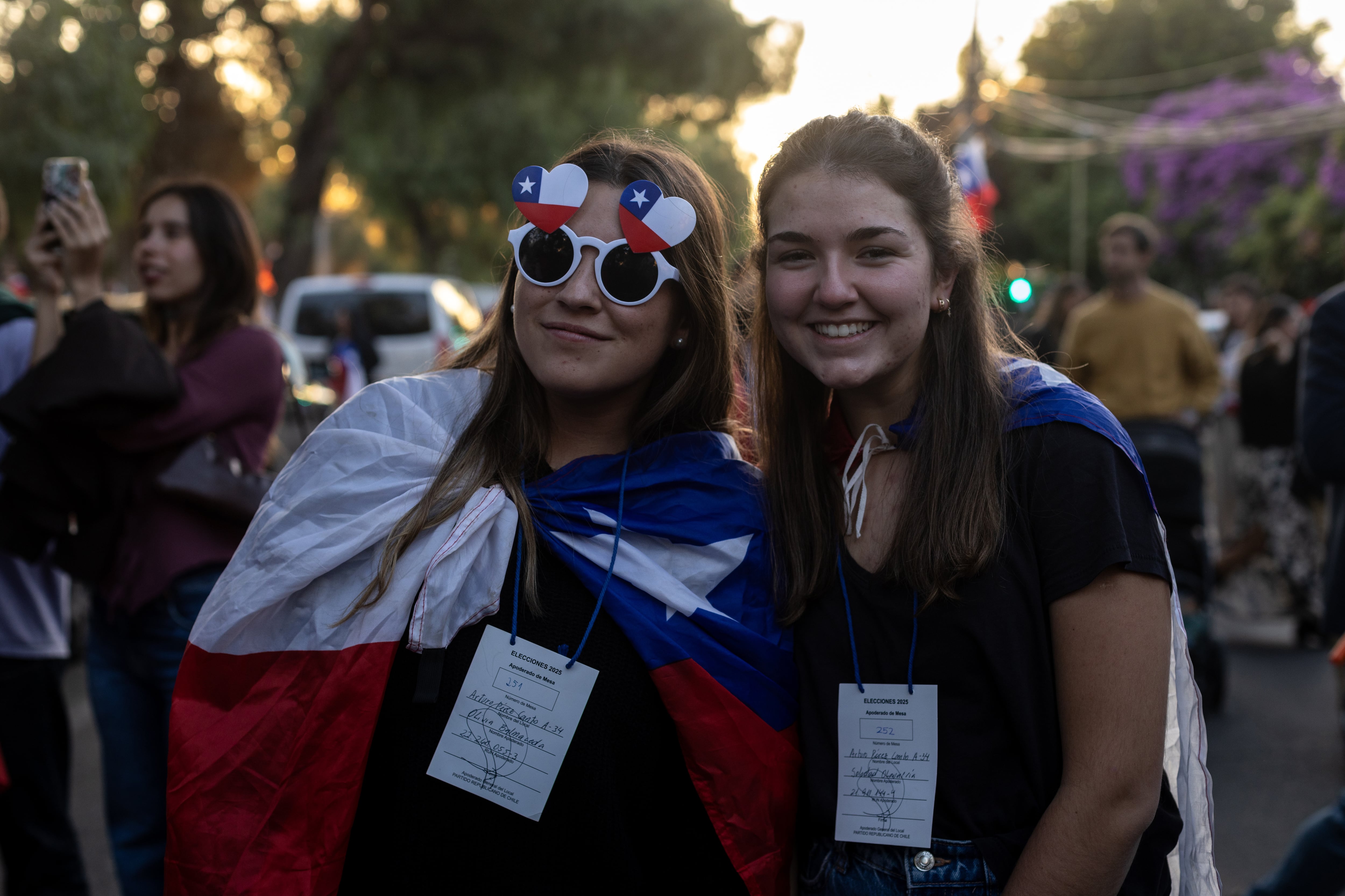 Simpatizantes de José Antonio Kast celebran en las calles cercanas a su comando.