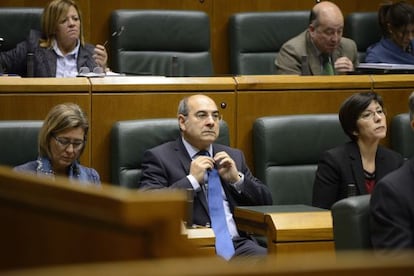 El consejero de Salud, Jon Darpón, en una sesión del Parlamento vasco.