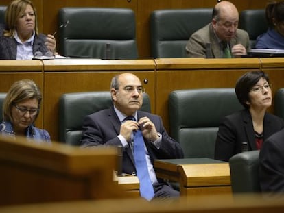 El consejero de Salud, Jon Darpón, en una sesión del Parlamento vasco.