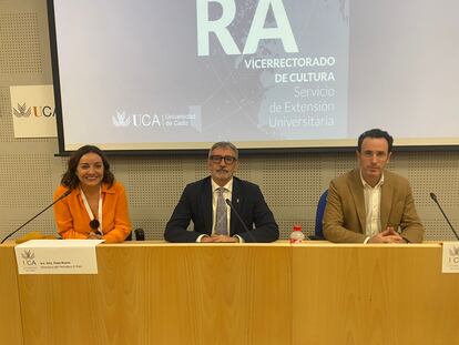 La directora del periódico, Pepa Bueno; el rector de la Universidad de Cádiz, Francisco Piniella, y el profesor de Comunicación Francisco Perujo. / N.N.