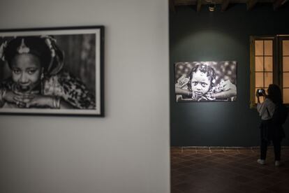 Saint Louis cuenta con un Museo de la Fotografía. La decisión de abrir el único centro del país dedicado a este arte en Saint Louis no es casual: aquí nació hace un siglo y medio la fotografía de África occidental. El museo, abierto a finales de 2017, atesora unas 40 imágenes de la colección de Amadou Diaw, desde Omar Victor Diop a Malick Welli, Siaka Soppo Traoré o James Barnor.