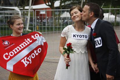 Unos falsos novios representan en Durban el compromiso de la UE con Kioto.