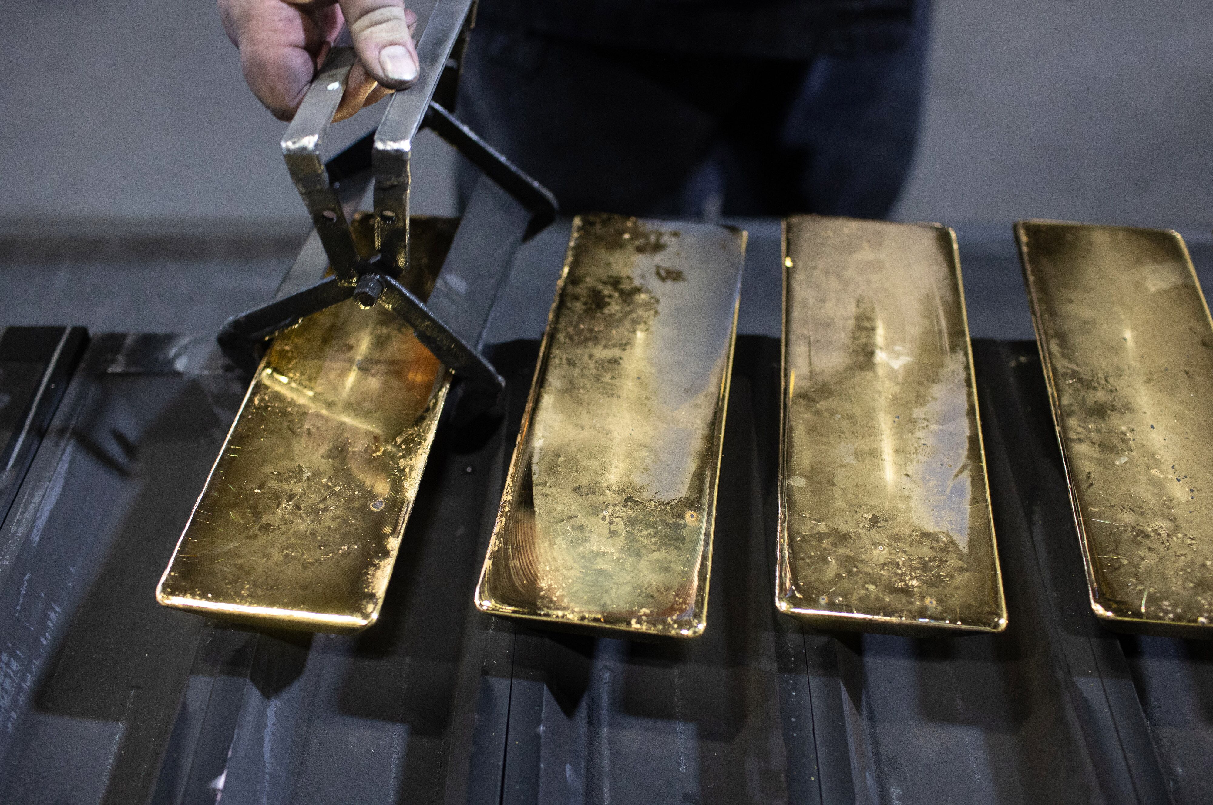 Fundición de lingotes de oro.