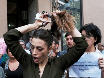 Nasibe Samsaei, an Iranian woman living in Turkey, cuts her hair during a protest following the death of Mahsa Amini, outside the Iranian consulate in Istanbul, Turkey September 21, 2022. REUTERS/Murad Sezer