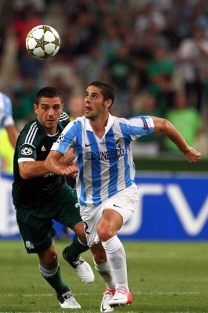 Isco, del Málaga, persigue el balón ante Katsouranis (Panathinaikos)