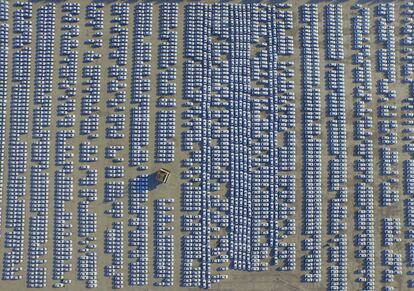 Vista aérea del parking de nuevos coches de Audi en la ciudad china de Changchun.