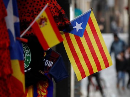 Una bandera de Espa&ntilde;a y una estelada en un comercio de Barcelona.