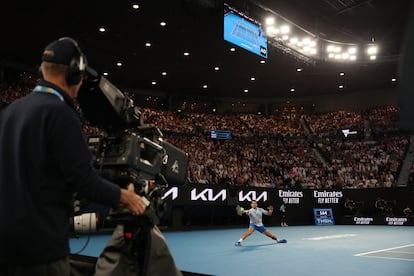 Djokovic golpea la bola durante la final del Open de Australia.