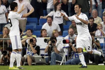 Özil y Carvalho celebran el tanto del Madrid ante Osasuna.