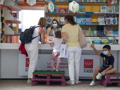 Varias personas en una casera de la Feria del Libro de Madrid.