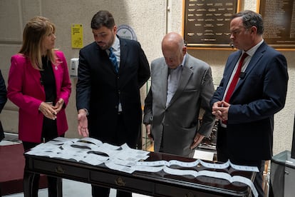 Representantes de la oposicin venezolana ense?an copias de las actas electorales ante el Senado chileno.