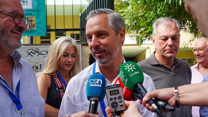 El vicesecretario de Economía del PP, Juan Bravo, en declaraciones a la prensa después de haber votado, el 23 de julio en Sevilla.