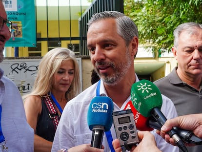 El vicesecretario de Economía del PP, Juan Bravo, en declaraciones a la prensa después de haber votado, el 23 de julio en Sevilla.