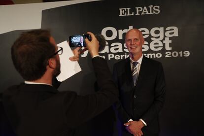 El camarógrafo Vincent West, galardonado por una fotografía de la manifestación por la igualdad en Bilbao del 8 de marzo de 2018, en el 'photocall' antes de la ceremonia.