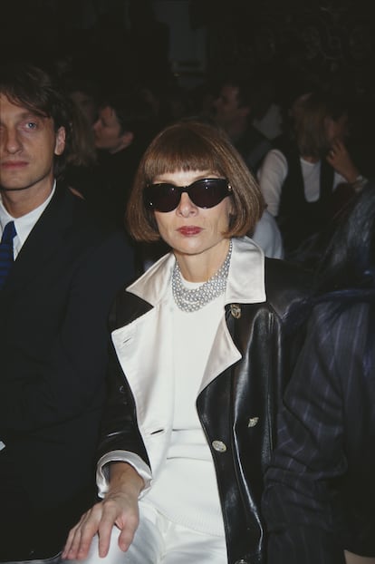 En un desfile de Marc Jacobs de 1995 con los que han sido los tres grandes pilares de su estilo: corte de pelo bob con flequillo, collares y gafas de sol negras.