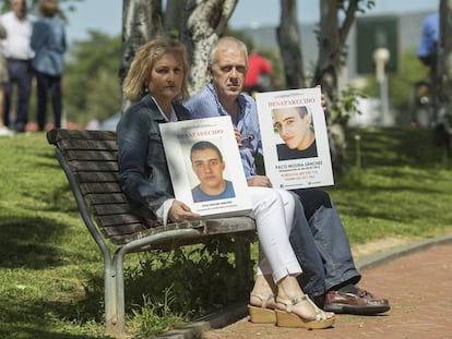 Rosa e Isidro muestran las fotos de su hijo Paco Molina, desaparecido en 2015 en el parque de Córdoba donde posan.