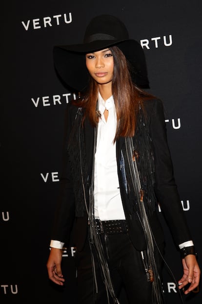 Entre las modelos está de moda salir con ellos puestos por la noche: aquí la modelo Chanel Iman optando por el ala ancha y el casquete abombado.