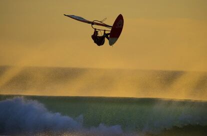 El embajador del Ecoboard Project y windsurfista profesional, el alemán Florian Jung, prueba la primera tabla de windsurf ecológica del mundo en Ciudad del Cabo (Sudáfrica). Esta tabla, hecha de material reciclado y biodegradable, ha sido fabricada en Tailandia por la manufacturera de tablas Starboard. Su objetivo es el de reducir su huella de carbono y, por cada tabla comprada, la compañía planta un mangle en el parque Thor Heyerdahl Climate de Birmania. Estos árboles son capaces de procesar una tonelada de Co2 en unos 20 años.