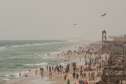 Los 46.000 habitantes de Guet Ndar tienen su medio de vida, de manera directa o indirecta, de la pesca de agua dulce del r&iacute;o Senegal y de la de agua salada en el Oc&eacute;ano Atl&aacute;ntico.