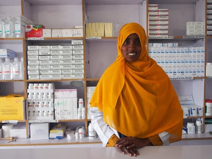 Saynab es farmaceutica en Baki, Somalilandia. La región vive un conflicto que dura años, unido a las sequías, las inundaciones y otras crisis que tienen un impacto devastador en el bienestar de numerosas mujeres somalíes y sus hijos.