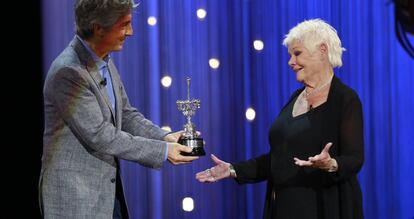 Judi Dench recibiendo el premio Donostia.