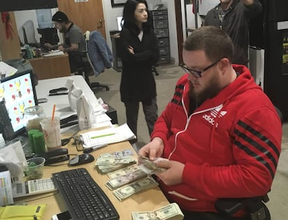 Un empleado de un dispensario de marihuana cuenta billetes, el mi&eacute;rcoles en San Diego.