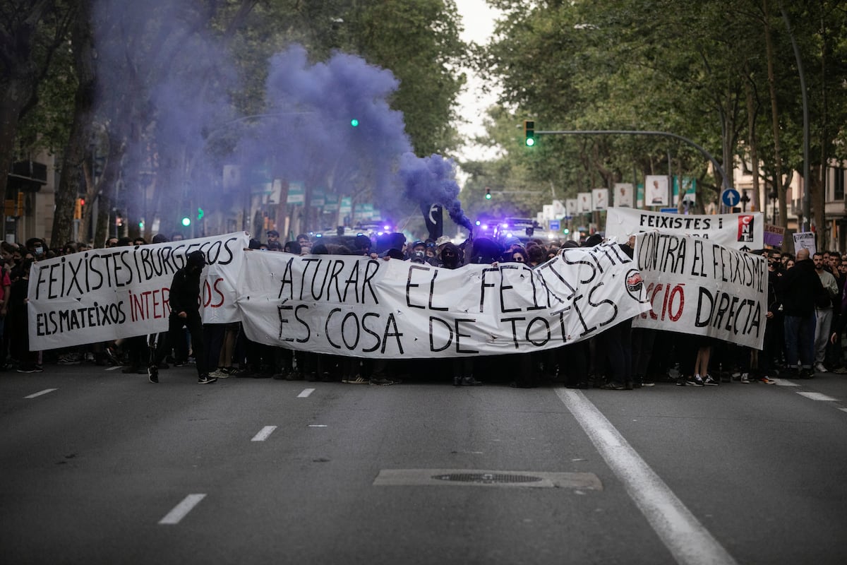 Unas 300 personas se manifiestan por el centro de Barcelona a favor de ...