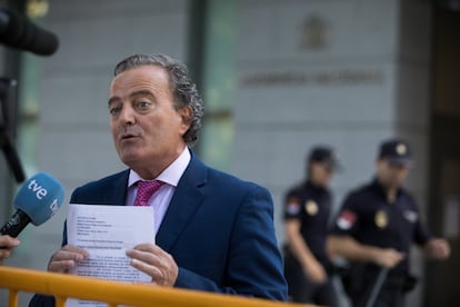 Fernando Presencia atiende a los medios de comunicación junto a la Audiencia Nacional, en julio de 2022, tras su imputación.