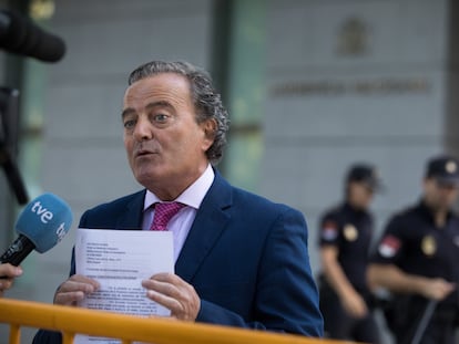 Fernando Presencia atiende a los medios de comunicación junto a la Audiencia Nacional, en julio de 2022, tras su imputación.