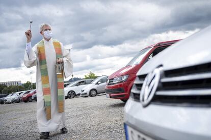 El pastor Andreas Krause bendice coches durante un servicio ecuménico en un autocine de Stuttgart (Alemania). Alemania ha registrado más de 300 casos de coronavirus durante el último día, lo que sitúa en más de 205.000 el número de contagios en el país, según ha informado este domingo el Instituto Robert Koch (RKI), el organismo gubernamental encargado del control de enfermedades infecciosas.