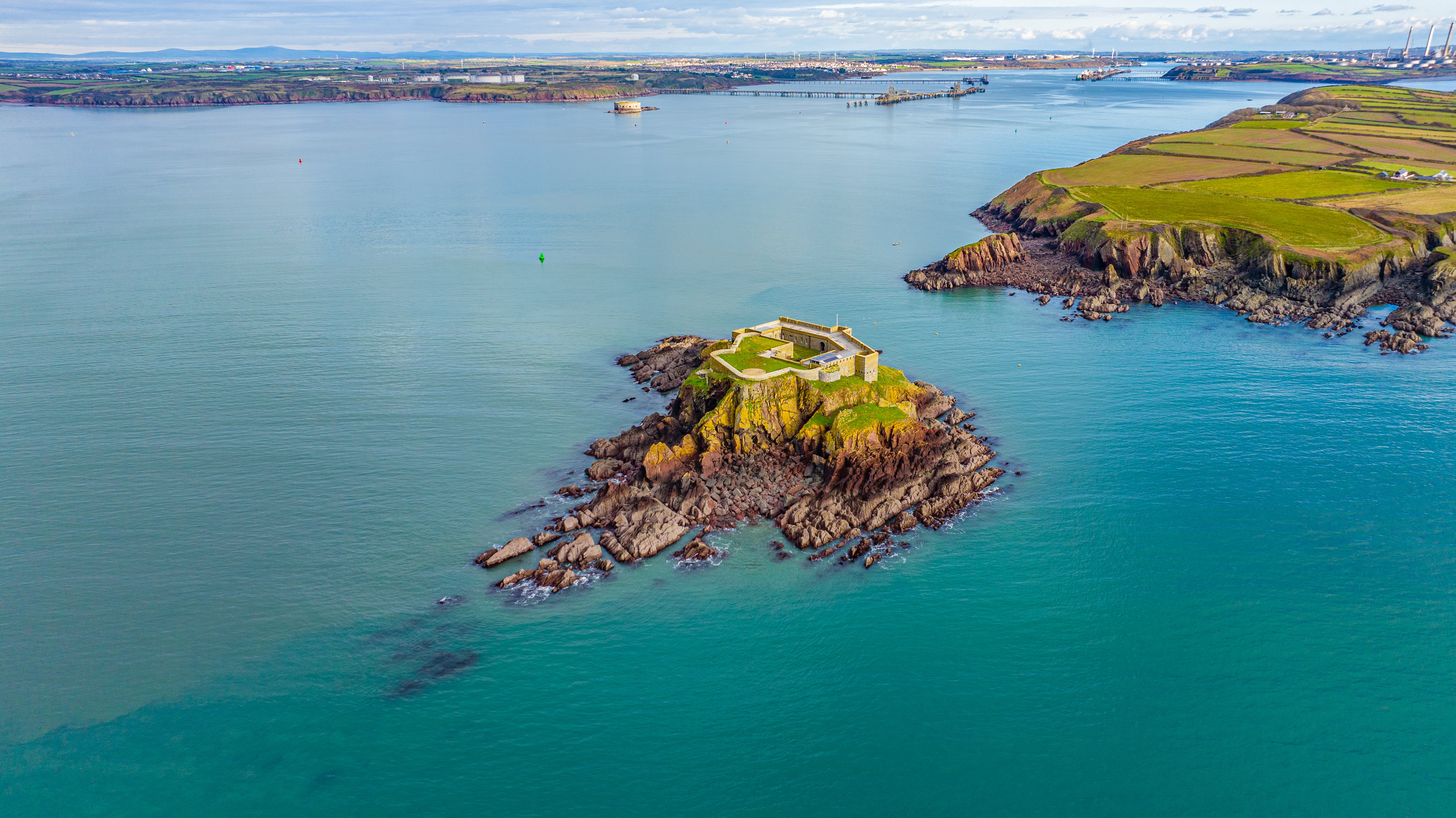 Fotografía aérea de un dron de la isla Thorne en la vía fluvial de Milford Haven, Pembrokeshire, Gales, (Reino Unido).