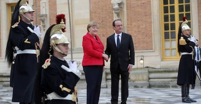 François Hollande recebe Angela Merkel em Versalhes (França).