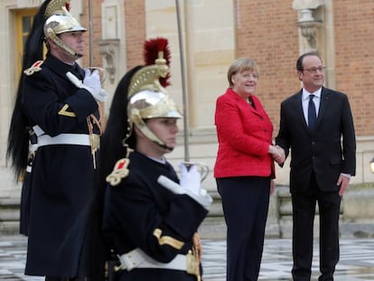 François Hollande recebe Angela Merkel em Versalhes (França).