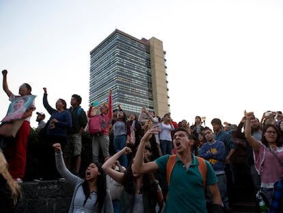 Estudiantes durante un evento de la candidata presidencial, María de Jesús Patricio, en la UNAM en 2017.