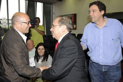 Alfredo De Miguel saluda en la asamblea del jueves a José Luis López Iturritxa, miembro del consejo de administración de Vital propuesto por el PNV y cabeza de lista de la plataforma Bertatik. A la derecha, el presidente del ABB, Iñaki Gerenabarrena.