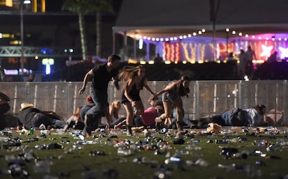 Los asistentes de un festival de música country abandonan el recinto tras un aparente tiroteo en Las Vegas.
