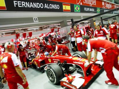 Fernando Alonso, en el garaje durante los entrenamientos.
