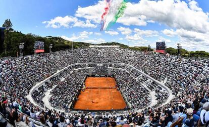 El escuadrón aéreo de Frecce Tricolori sobrevuela la pista del Foro Itálico durante el encuentro entre el serbo Novak Djokovic y el canadiense Denis Shapovalov durante el torneo de tenis ATP Masters, en Roma.