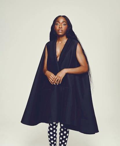 Abrigo negro de lana y seda de LOEWE.