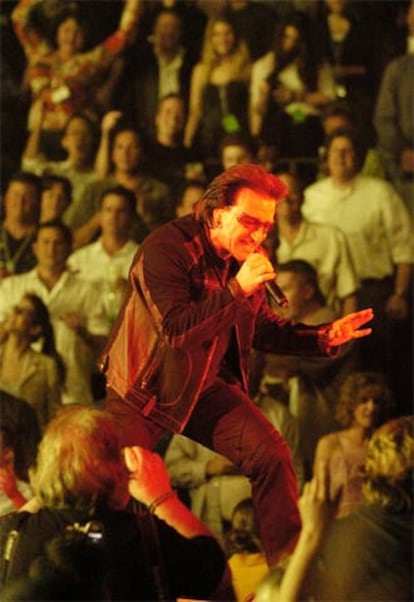 Bono, líder de U2, el lunes, durante el primer concierto de su gira <i>Vértigo </i>en San Diego.