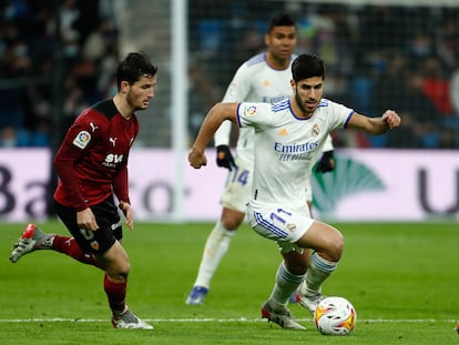 Marco Asensio, perseguido por Hugo Guillamón durante el Real Madrid-Valencia del sábado.