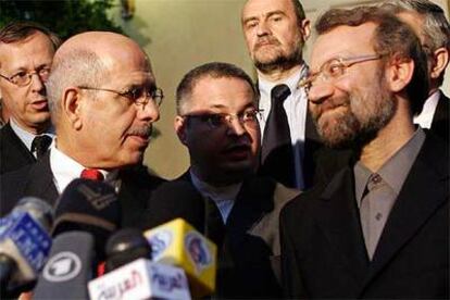 Mohamed el Baradei (izquierda) habla con Ali Larijani durante su conferencia de prensa en Teherán.