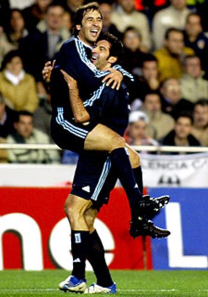 Raúl y Figo celebran el primer gol madridista ante el Valencia.