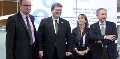 Juan Mari Aburto, segundo por la izquierda, este jueves en la Universidad de Deusto, en la conmemoración del 20º aniversario de la cátedra de Ocio y Discapacidad.