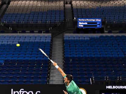 Djokovic sirve frente a la grada vacía de la Rod Laver Arena, este viernes en Melbourne.