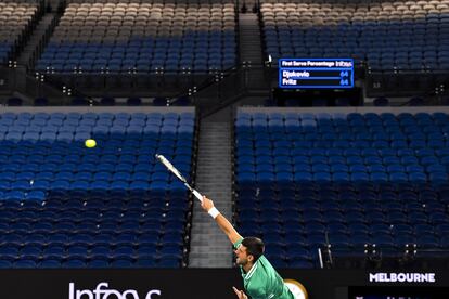 Djokovic sirve frente a la grada vacía de la Rod Laver Arena, este viernes en Melbourne.